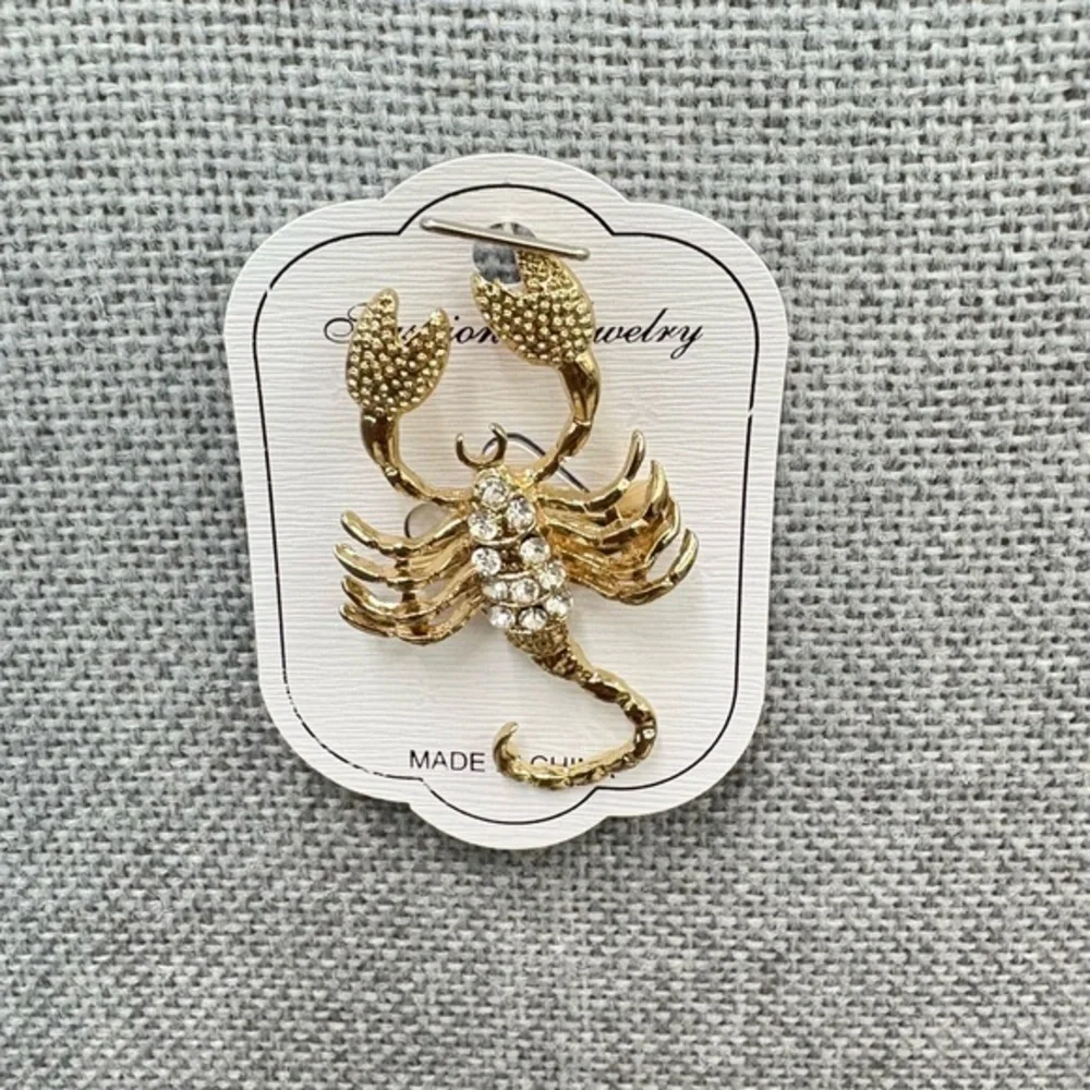 Golden Scorpion‎ Rhinestone Brooch – Fierce Elegance with Vintage Glam Spark new